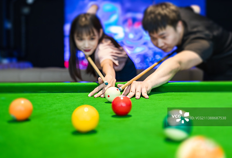 娱乐房里打台球的情侣图片素材