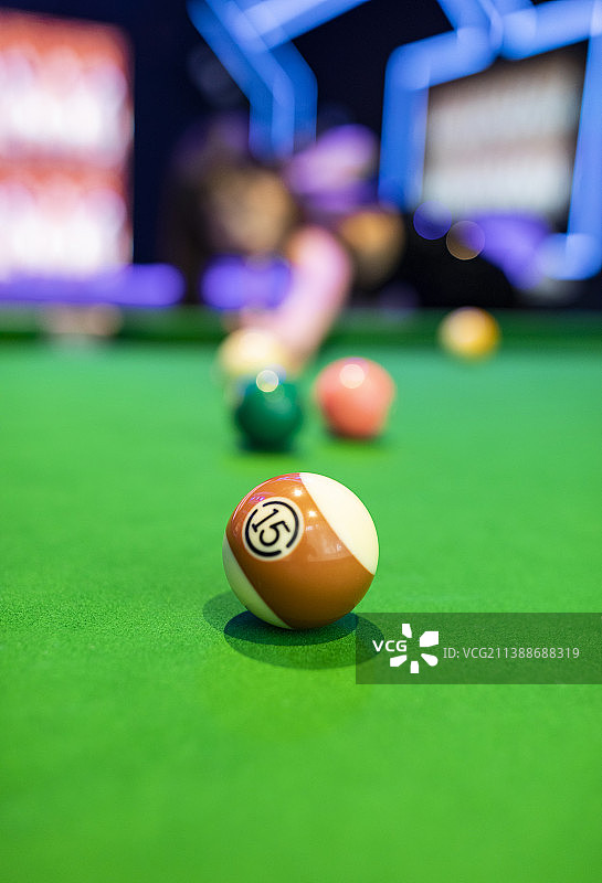 台球桌前穿着黑色吊带连衣裙的性感女性图片素材