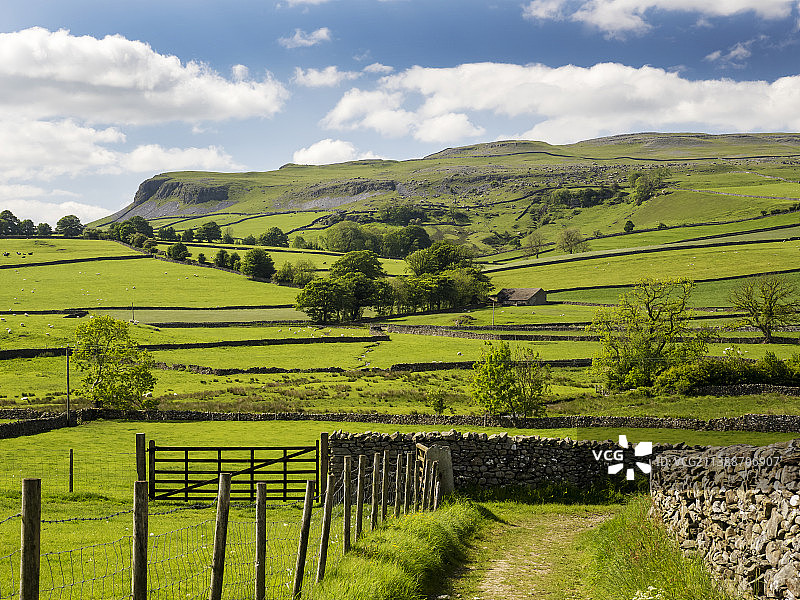 从英国约克郡谷地Austwick看向Ingleborough南坡的Norber图片素材