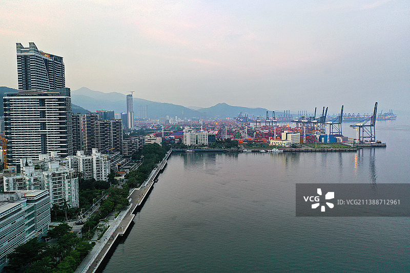 广东省深圳市盐田区壹海城中央公园灯塔图书馆航拍图片素材