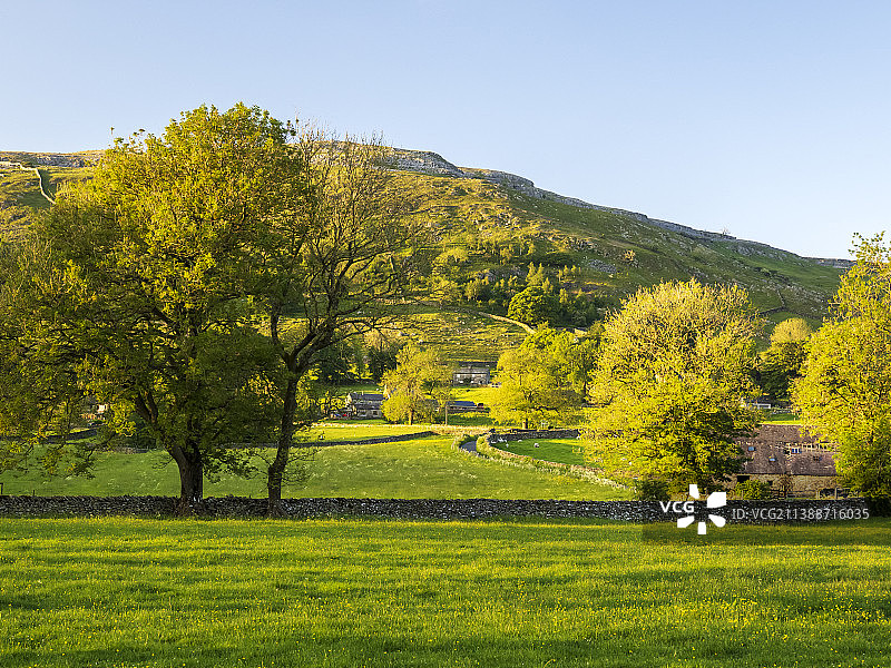 英国约克郡谷地奥斯特威克上方的莫顿崖，在多风的日落时分闪耀着光芒图片素材