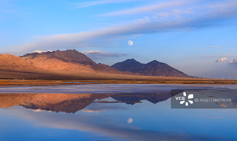 月上柴旦（恰巧碰上了超级月亮）图片素材