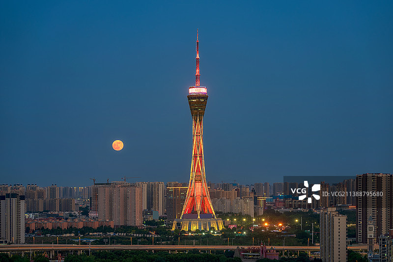 河南郑州地标建筑中原福塔与超级月亮都市风光夜景户外风光高视角图片素材