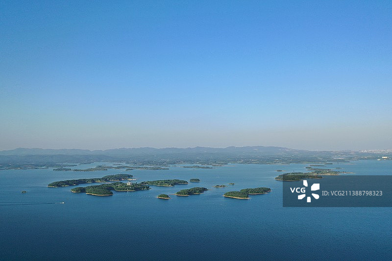 蓝色水域的绿岛图片素材