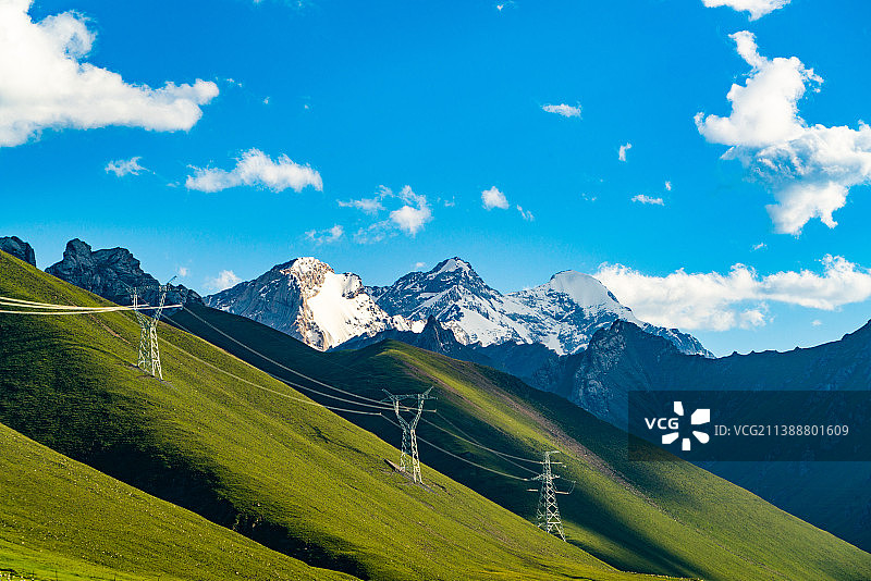 新疆天山山脉雪山与电力天路图片素材
