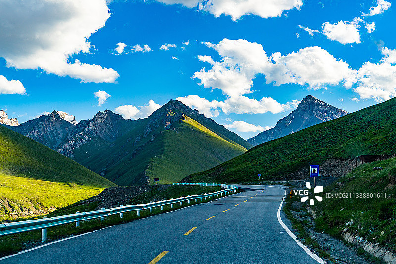 新疆国道217独库公路中段天山山脉雪山与公路图片素材