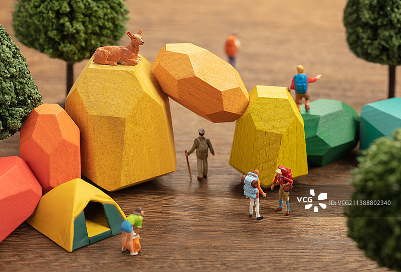 微缩创意桌面森林露营探险的人群图片素材