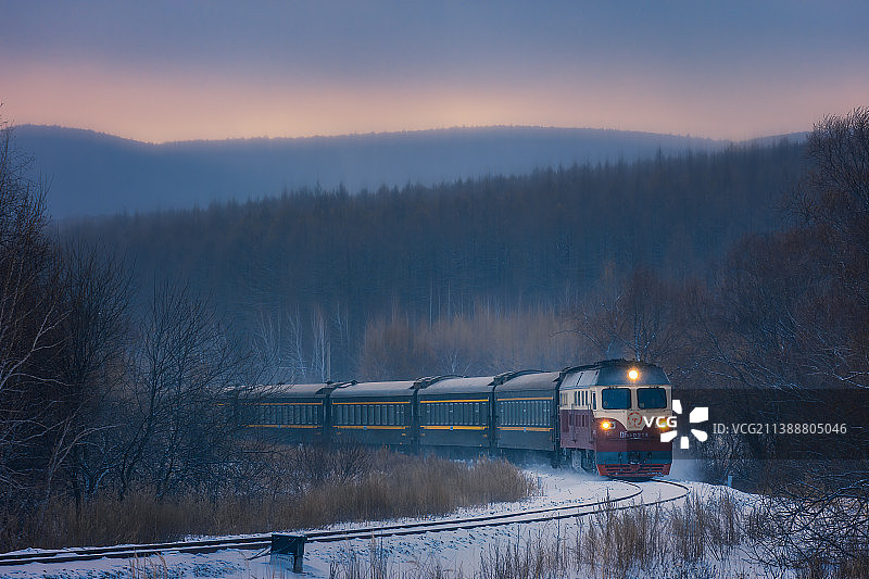 内蒙古兴安盟阿尔山，在林海雪原中奔驰的列车图片素材