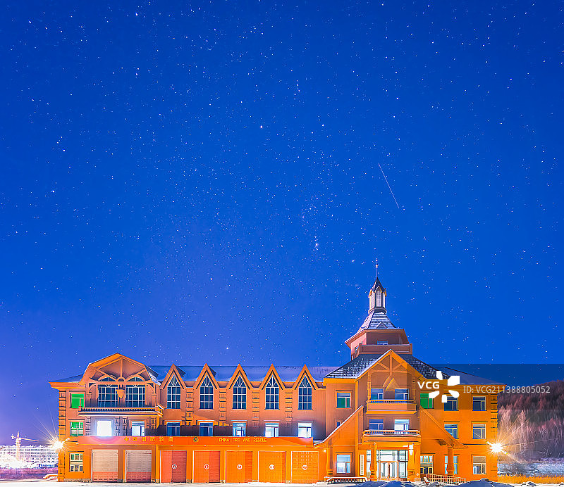 内蒙古兴安盟阿尔山消防队的夜景，背景是满天的星空图片素材