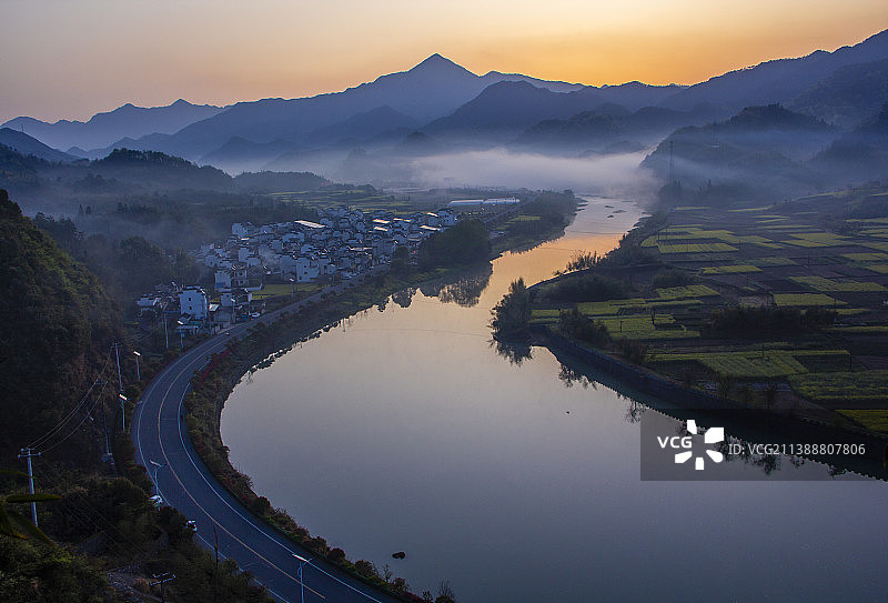 梧村晨雾图片素材