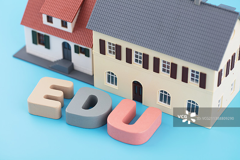 英文EDU在房子面前图片素材