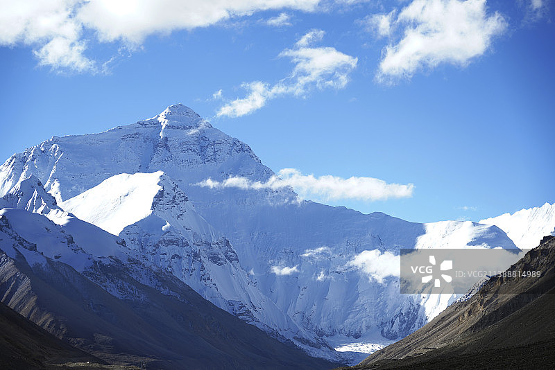 站在珠峰大本营图片素材