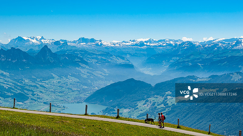 瑞士瑞吉山顶远眺阿尔卑斯山脉图片素材