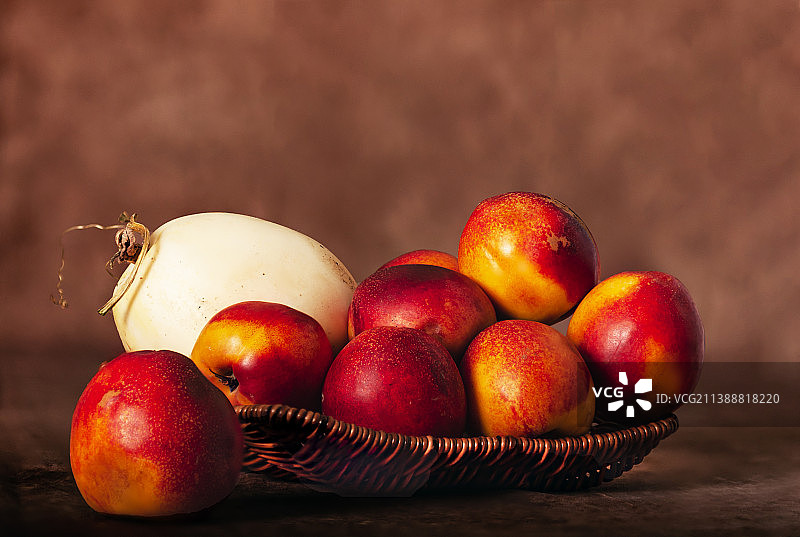 油画背景的静物水果油桃照片图片素材