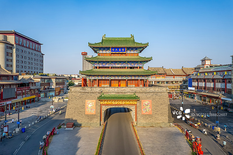 航拍中国河南开封地标建筑鼓楼广场夏季城市风光图片素材