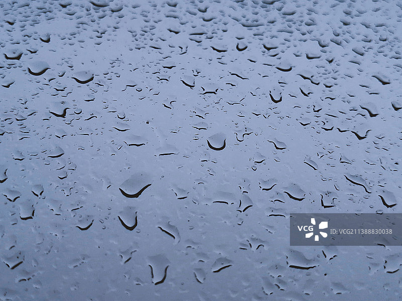 玻璃上的雨滴图片素材