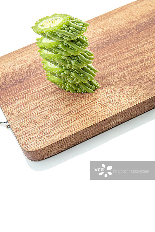 案板上的苦瓜切片特写图片素材