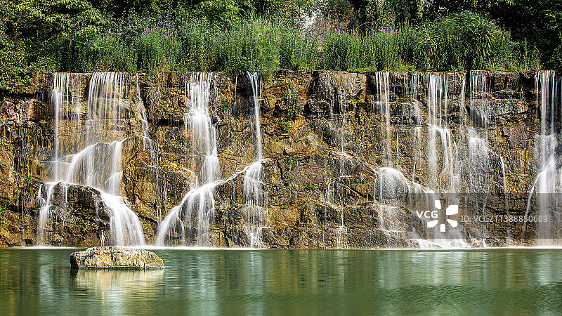 瀑布与鸟图片素材