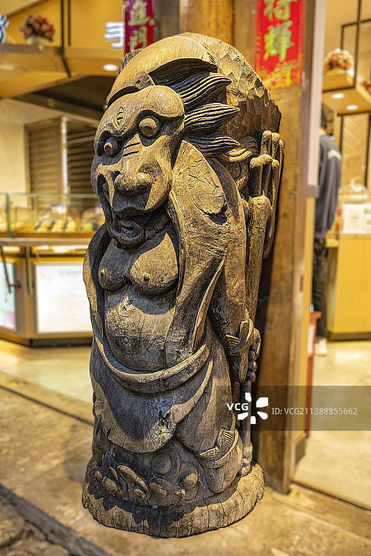 云南丽江古城东巴木雕图腾图片素材