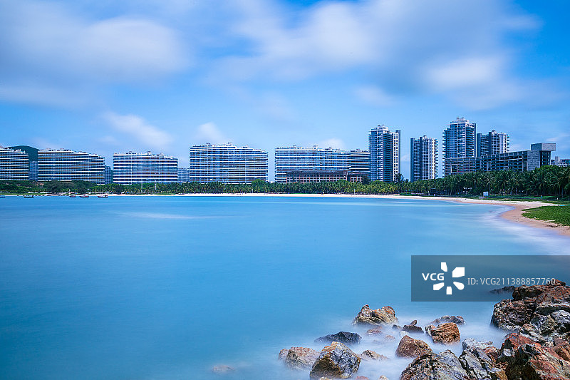 三亚小东海洲际酒店沙滩环海礁石群慢门长曝光碧海蓝天海洋风光图片素材