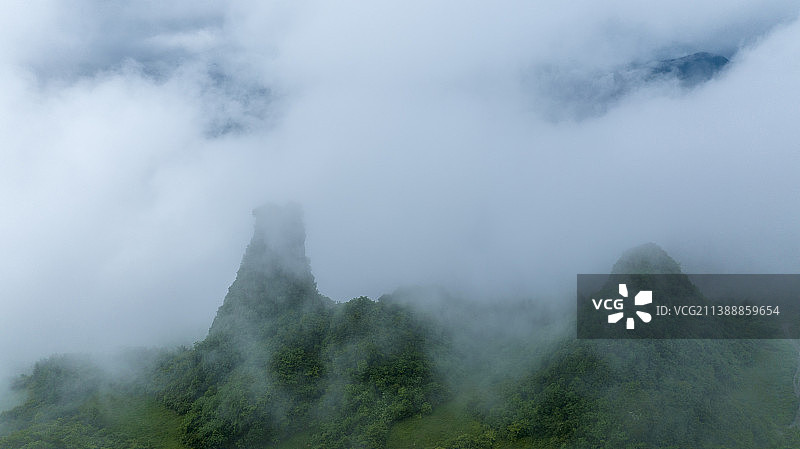 云中孤峰风景独好图片素材