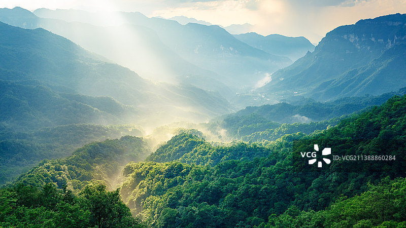 有耶稣光的山峦叠嶂的神龙架雨后山谷风光图片素材