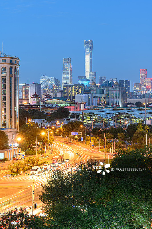 傍晚时分的北京国贸CBD核心区和北京站城市天际线图片素材
