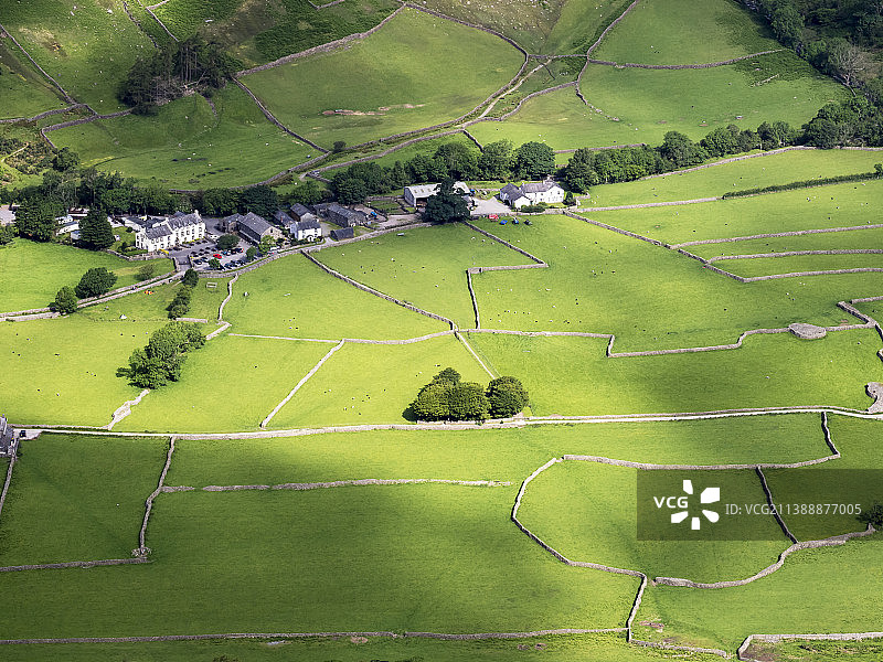 俯瞰英国湖区沃斯代尔海德的田野和干砌石墙图片素材