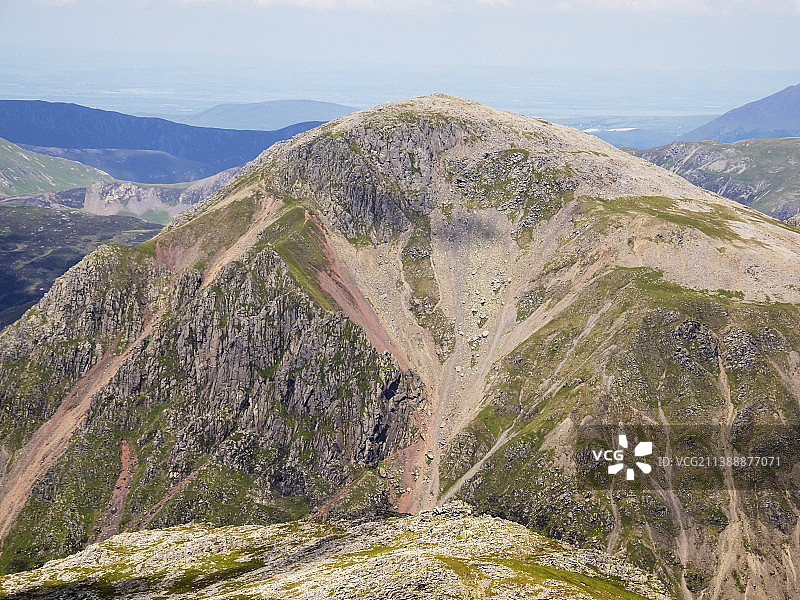 英国湖区斯卡费尔峰上空飞行的滑翔伞图片素材