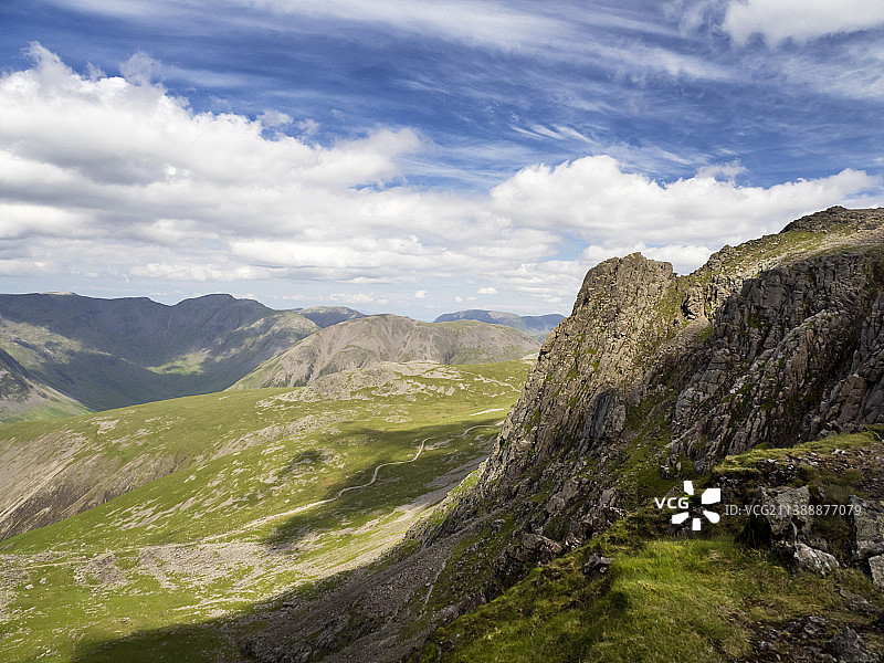 从斯卡fell山上俯瞰湖区Wasdale的斯科费尔峰小路图片素材