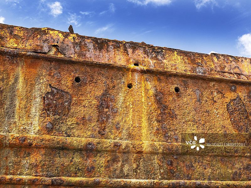 英国坎布里亚郡莫克姆湾罗阿岛上一艘沉船上锈迹斑斑的金属图片素材