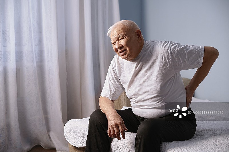 年长的男人腰痛图片素材