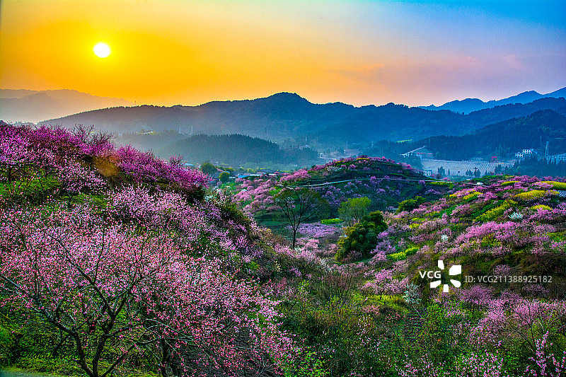 疑似彩霞落人间图片素材