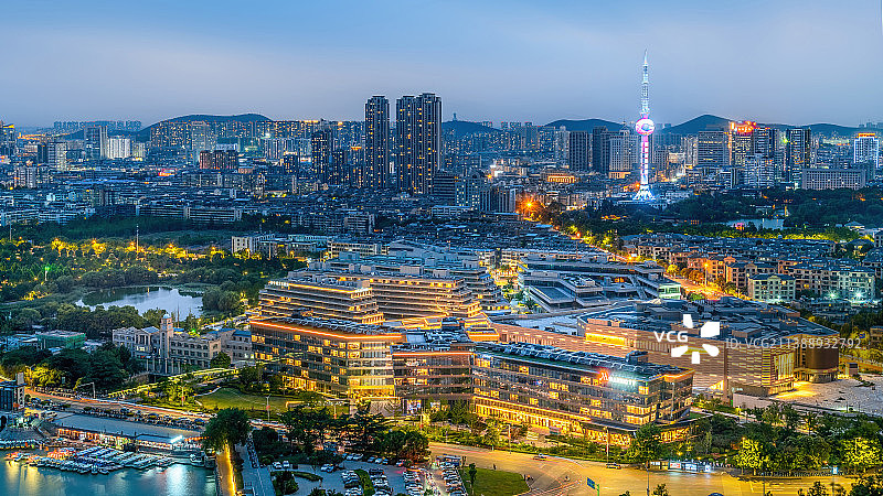 航拍视角下的城市天际线图片素材