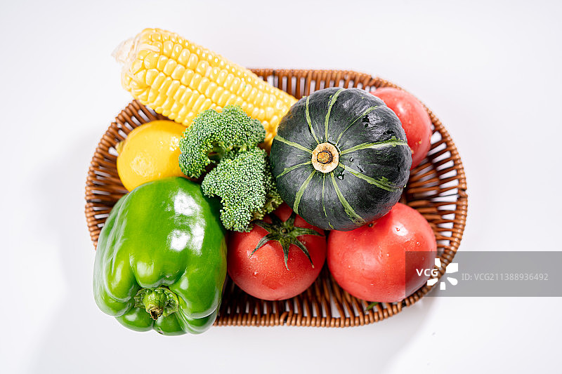 在桌面上摆放随意的新鲜蔬果图片素材