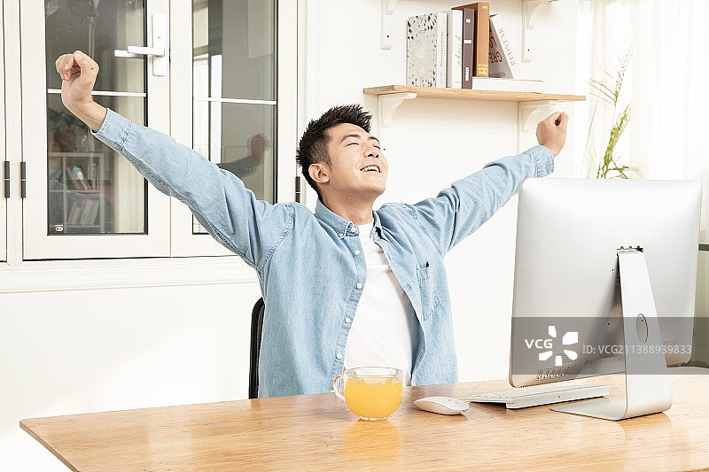 居家办公的年轻人图片素材