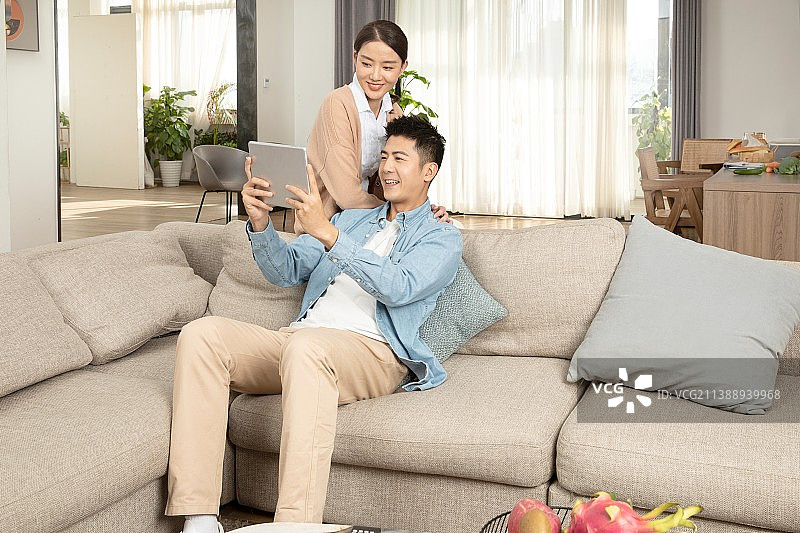 站在男朋友身边分享娱乐的女朋友图片素材