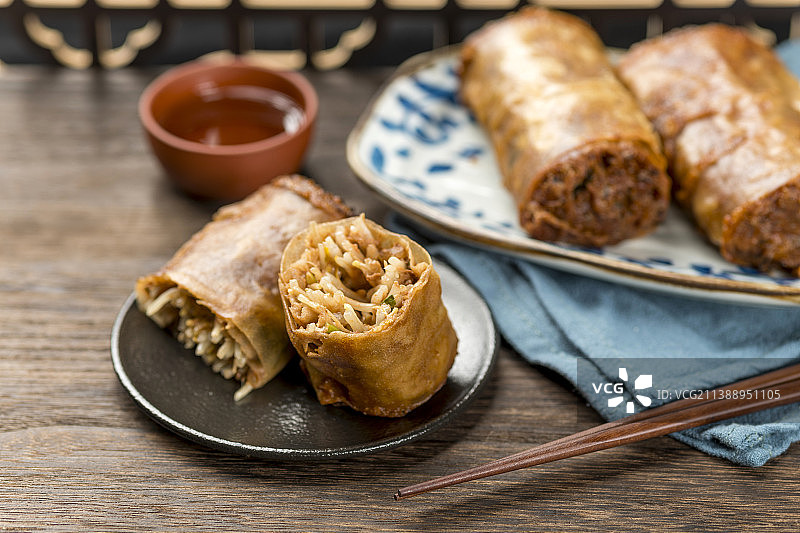 天津传统小吃大饼卷圈特写木桌面古窗棂背景图片素材