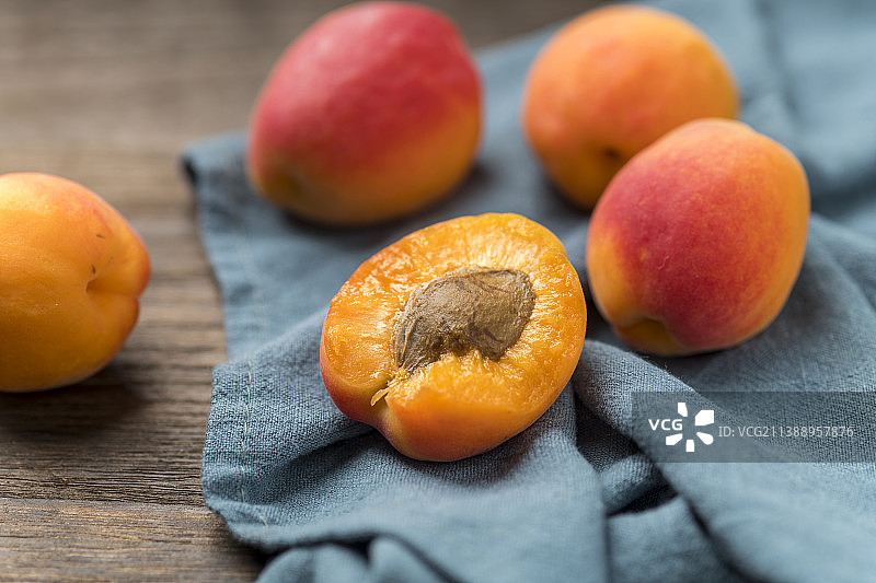 新鲜水果红杏特写木桌面背景图片素材