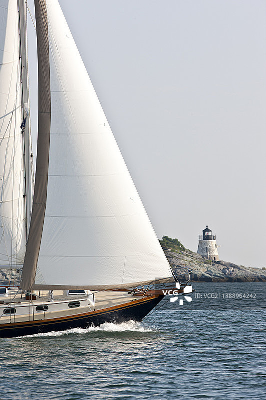 帆船驶过灯塔图片素材