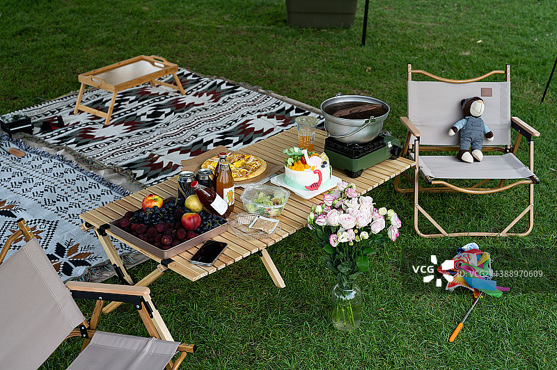 周末草地上露营野餐旅游图片素材