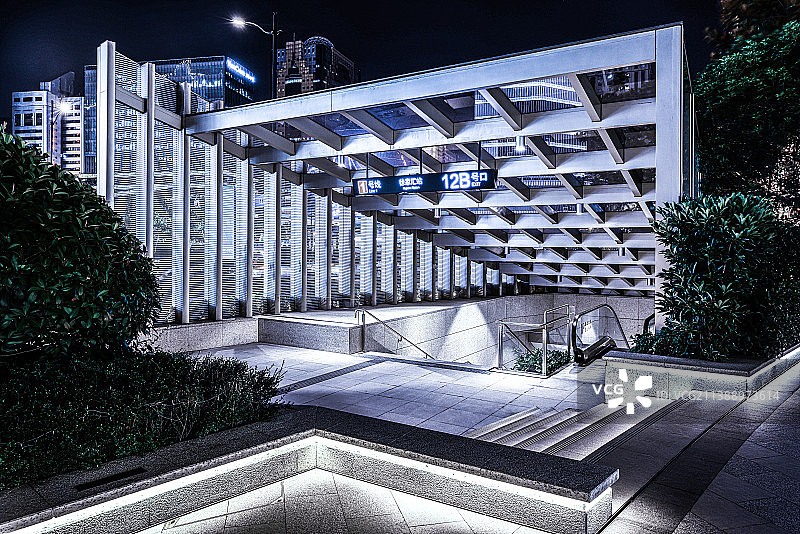 夜晚的地铁站入口图片素材