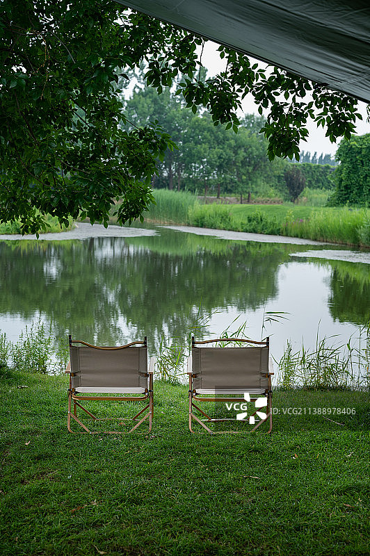 户外营地湖前的椅子图片素材