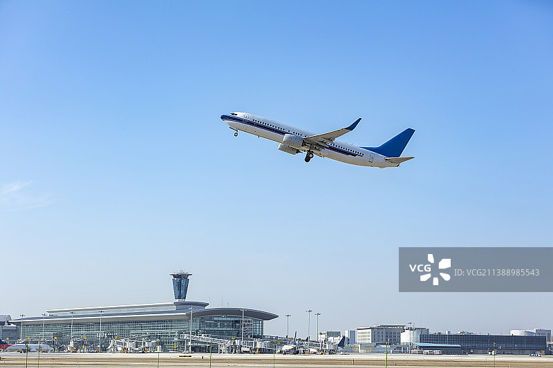 中国山东济南遥墙国际机场上空起飞的飞机图片素材