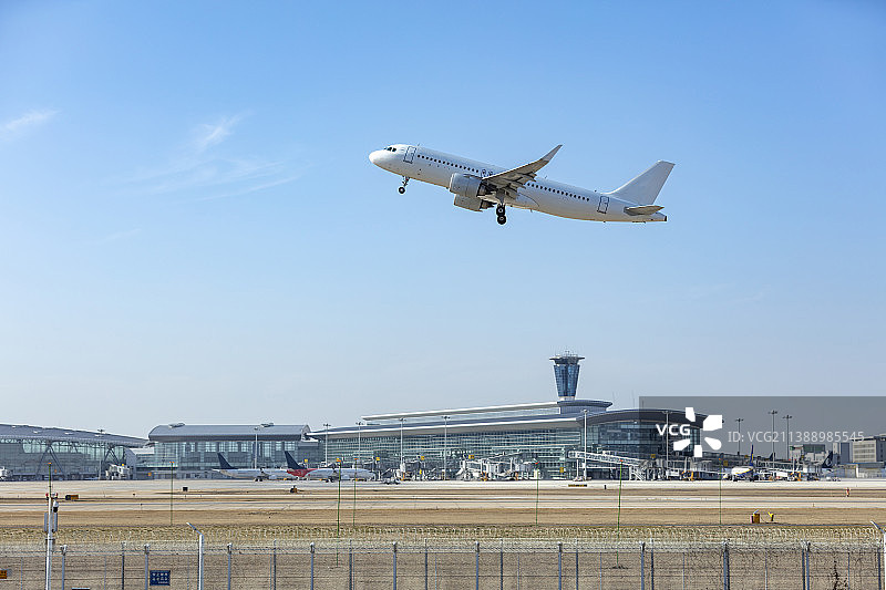 中国山东济南遥墙国际机场上空起飞的飞机图片素材