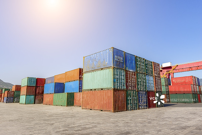福建省马尾码头摆放的集装箱图片素材