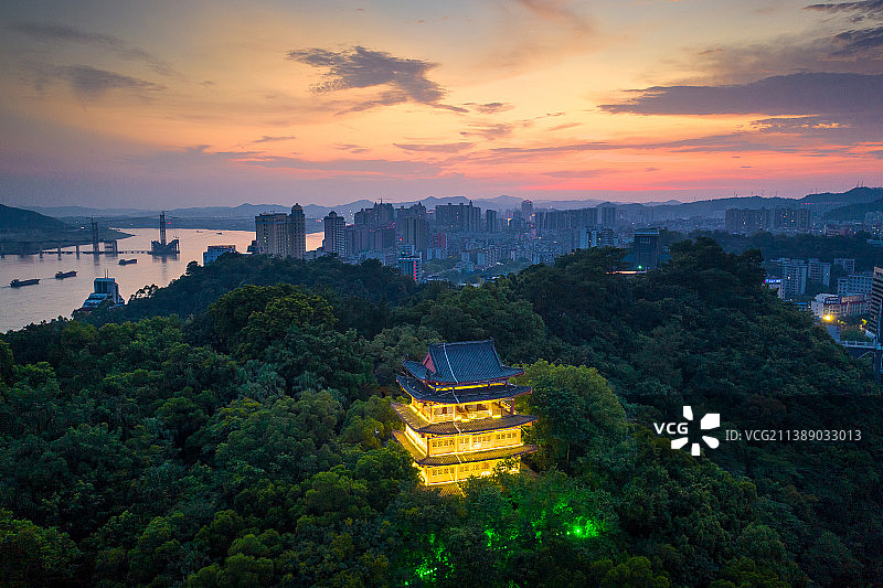 鹤岗楼暮色+广西梧州市万秀区河滨公园图片素材
