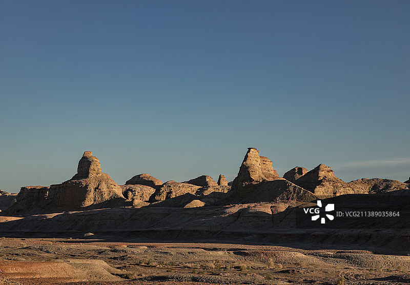 日落时的雅丹地貌，雅丹，乌尔禾魔鬼城，雅丹地貌，干旱地带图片素材