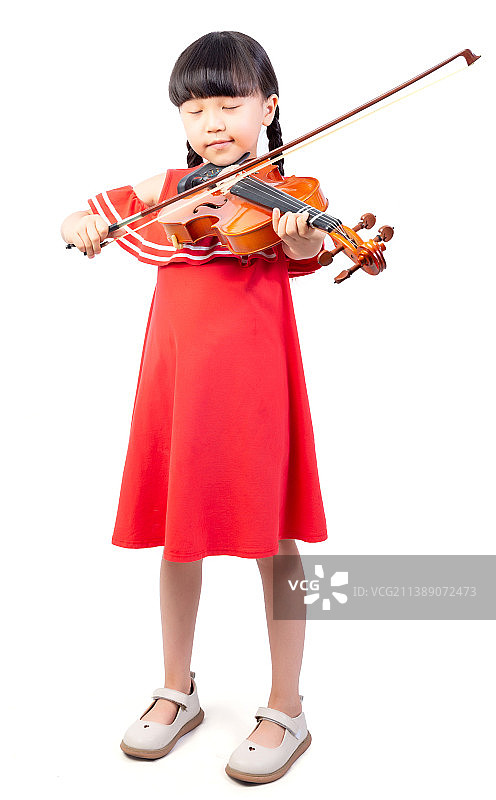 白色背景前穿红裙子拉小提琴的小女孩图片素材