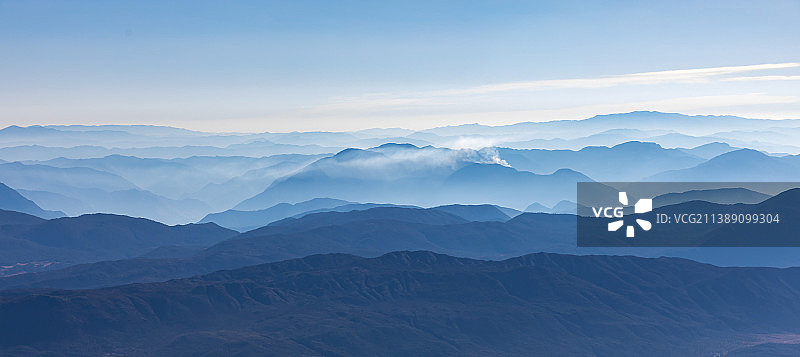晨雾飘渺中的群山，中国水墨山水画意境的山峦叠嶂图片素材